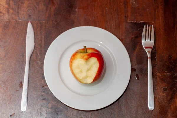 Górne Ujęcie Jabłka Wyrzeźbionym Sercem Białej Ceramicznej Płycie — Zdjęcie stockowe