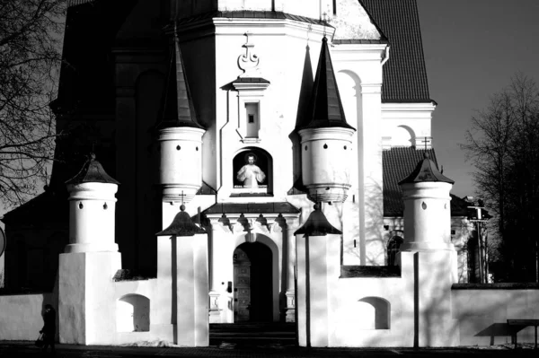 Una Foto Bianco Nero Una Vecchia Chiesa Una Giornata Sole — Foto Stock