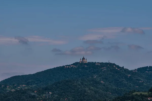 意大利一个绿树成荫的山顶上的Superga教堂大教堂的空中拍摄 — 图库照片