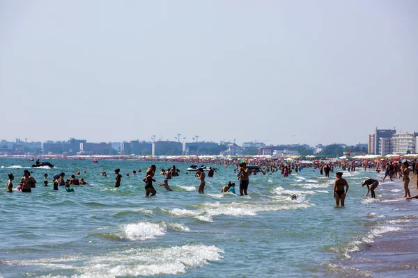 发自罗马尼亚马迈亚 2021年7月30日 一群人在罗马尼亚马迈亚度假胜地的海滩上 — 图库照片