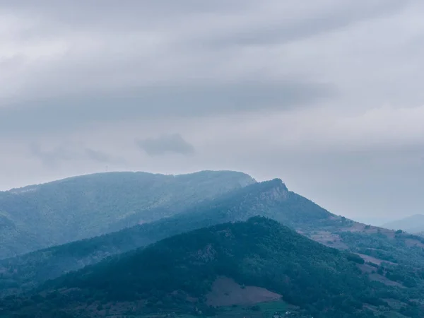 Een Landschap Van Wankele Bergen Bedekt Met Bomen Mist Onder — Stockfoto