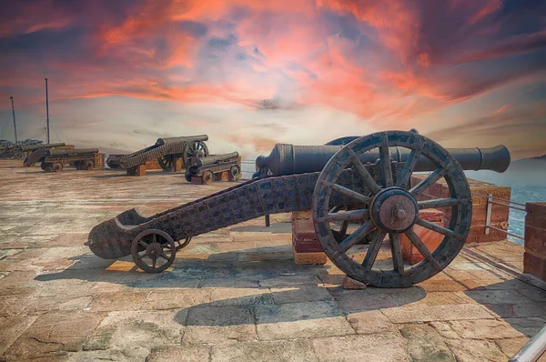 Cañones Históricos Artillería Parados Una Plataforma Piedra Junto Mar Atardecer —  Fotos de Stock