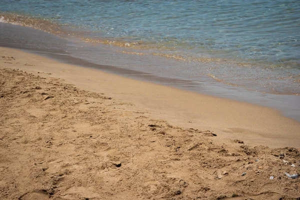 Uma Vista Uma Praia Areia Tropical Vazia Com Água Marinha — Fotografia de Stock