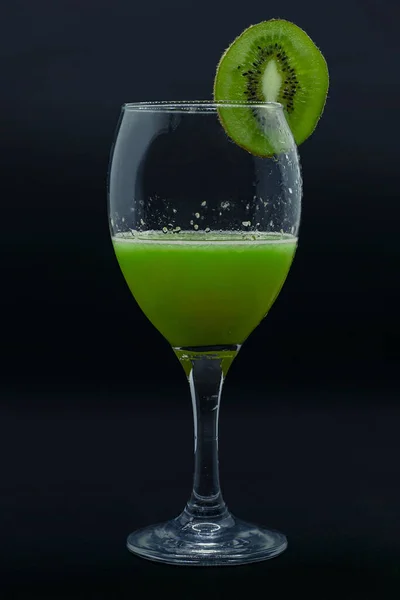 Colpo Verticale Bicchiere Riempito Liquido Verde Con Kiwi Come Decorazione — Foto Stock