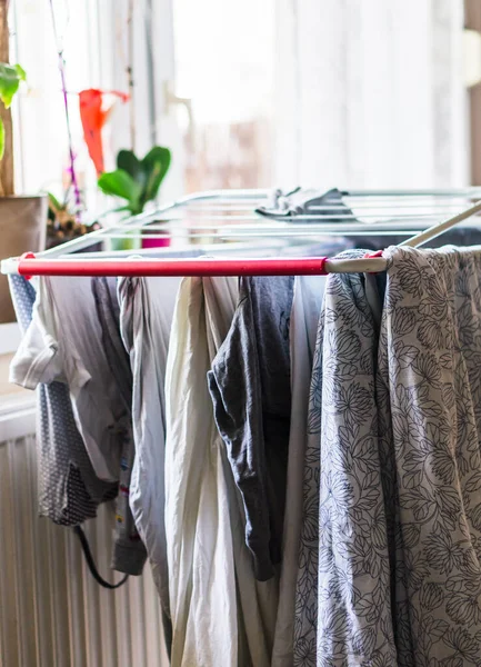 Eine Vertikale Aufnahme Von Kleidung Die Auf Einem Wäscheständer Fenster — Stockfoto