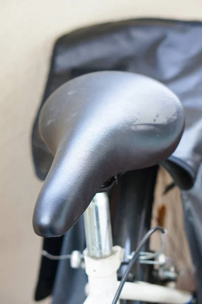 Close Vertical Shot Black Bicycle Seat — Stock Photo, Image