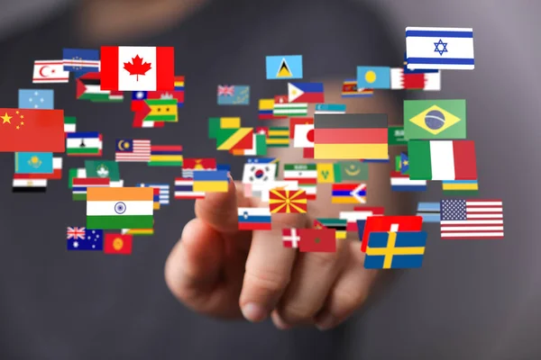Человек Представляющий Виртуальную Проекцию Флагов Разных Стран — стоковое фото