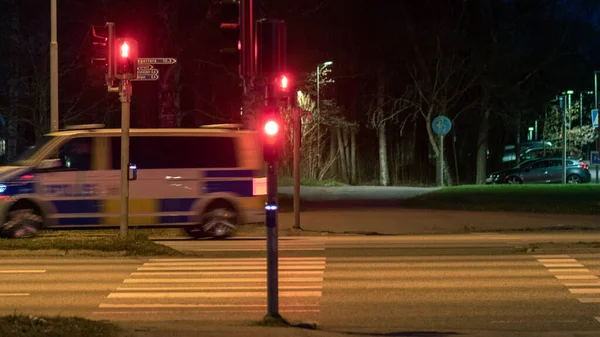 Una Macchina Della Polizia Sulla Strada Circondata Lampioni Notte — Foto Stock