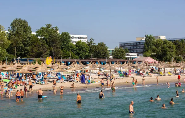 Satur Rumunsko Srpna 2021 Turisté Černém Moři Pláži Slunečného Dne — Stock fotografie