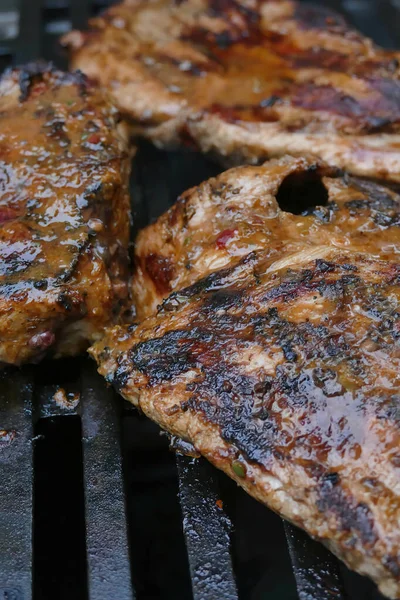 Tiro Vertical Selectivo Del Foco Parrilla Spareribs Cerdo Una Superficie —  Fotos de Stock