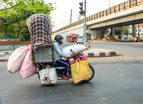 Дели Индия Февраля 2021 Года Индиец Переполненном Мотоцикле Едет Через — стоковое фото
