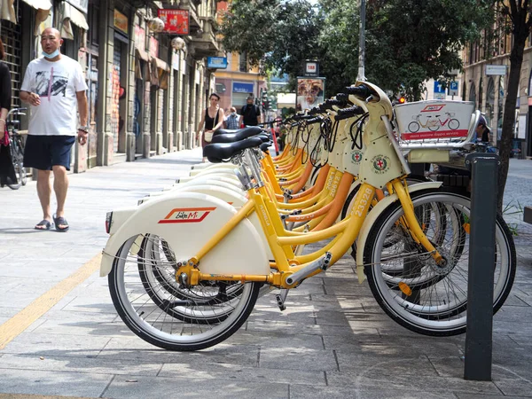 Milan Italien Aug 2021 Rad Elektriska Och Traditionella Stadscyklar För — Stockfoto