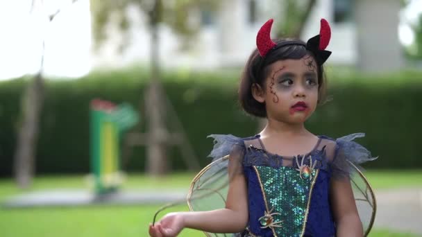 Srandovní Asijské Dívka Pózování Halloween Kostým Venku — Stock video