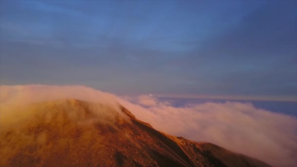 Όμορφο Ηλιοβασίλεμα Πάνω Από Βουνό — Αρχείο Βίντεο