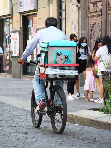 ミラノ イタリア 2021年8月9日 イタリアのミラノで配達会社アプリを使用して注文された食品を配達するライダーのリアビュー — ストック写真