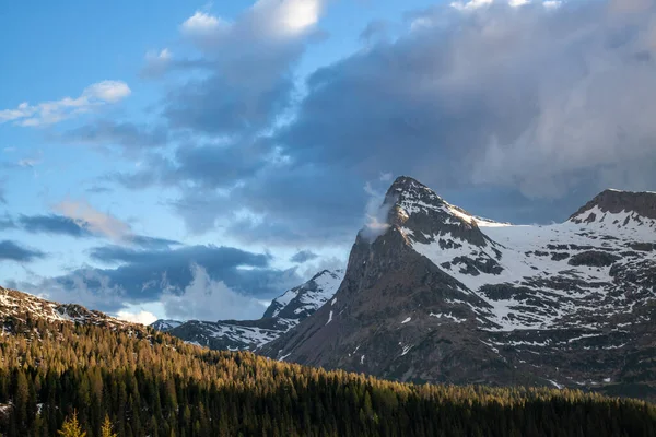 多云的天空笼罩着阿尔卑斯山高处的雪景 — 图库照片