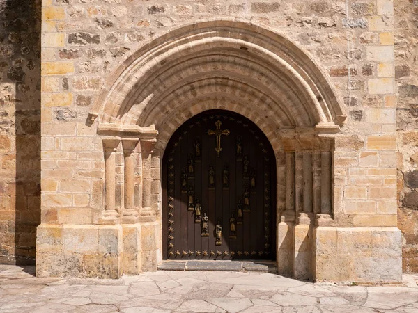 Eine Nahaufnahme Einer Klostereingangstür Von Santo Toribio Liebana Spanien — Stockfoto