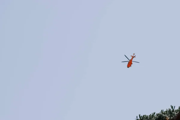 Sabahları Açık Mavi Gökyüzünde Uçan Yüksek Turuncu Bir Helikopter Manzarası — Stok fotoğraf