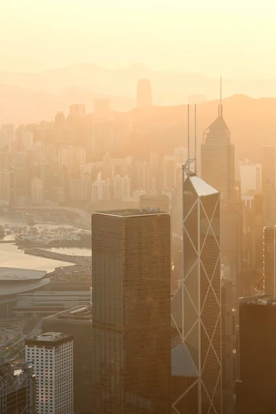 Egy Függőleges Felvétel Toronyházakról Naplementekor Hong Kongban — Stock Fotó