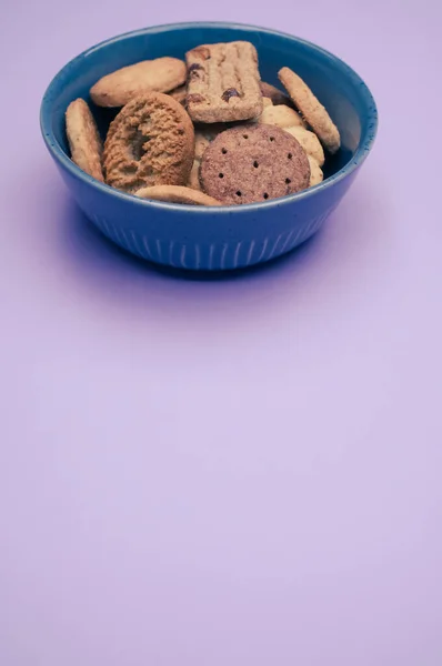 Tiro Vertical Galletas Tazón Sobre Fondo Malva Con Espacio Texto — Foto de Stock