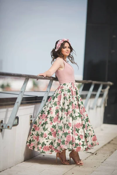 Μια Ελκυστική Γυναίκα Ένα Ροζ Φόρεμα Ένα Λουλούδι Εκτύπωσης Στη — Φωτογραφία Αρχείου