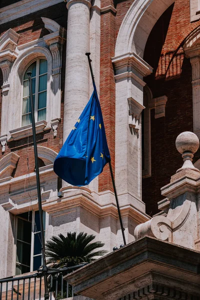 Gros Plan Sur Drapeau Union Européenne Devant Bâtiment Rome Italie — Photo