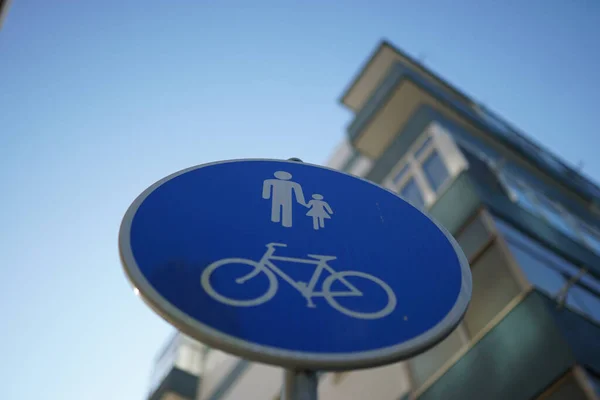 Een Lage Hoek Van Een Blauw Rond Verkeersbord Fiets Voetgangersgebied — Stockfoto