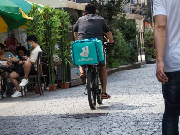 Milan Itálie 2021 Zadní Pohled Jezdce Doručujícího Objednané Jídlo Prostřednictvím — Stock fotografie