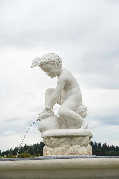 Primer Plano Una Estatua Blanca Niño Una Fuente — Foto de Stock