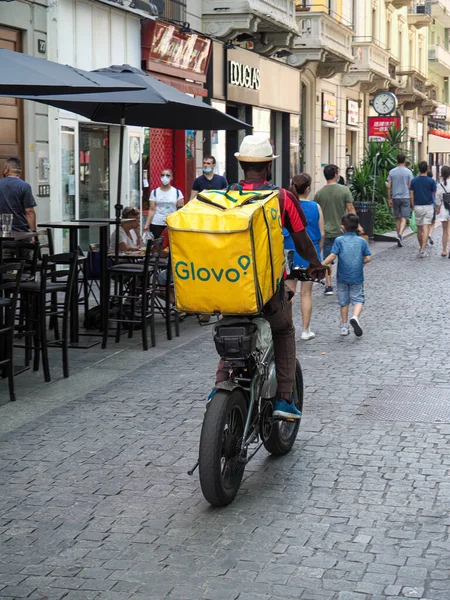 ミラノ イタリア 2021年8月8日 イタリアのミラノで配達会社アプリを使用して注文された食品を配達するライダーのリアビュー — ストック写真