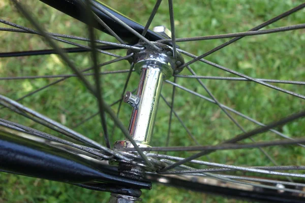 Tiro Close Uma Roda Bicicleta Grou Gramado — Fotografia de Stock