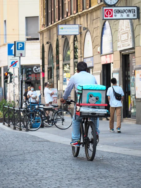 Milan Itálie 2021 Zadní Pohled Jezdce Doručujícího Objednané Jídlo Prostřednictvím — Stock fotografie