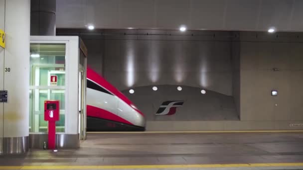 Filmaufnahmen Eines Modernen Hochgeschwindigkeitszuges Auf Dem Bahnhof — Stockvideo