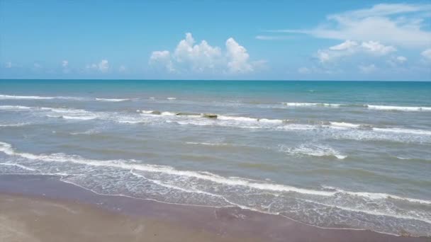 Hermosa Playa Con Cielo Azul — Vídeos de Stock