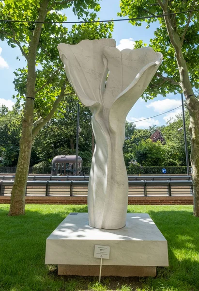 London Förenade Kungariket Aug 2021 Vertikal Bild Skulptur Marmor Spirit — Stockfoto