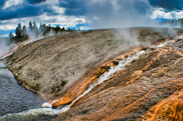 Gorący Wodospad Gejzera Płynący Skały Basenu Pobliżu Lasu Pod Pochmurnym — Zdjęcie stockowe