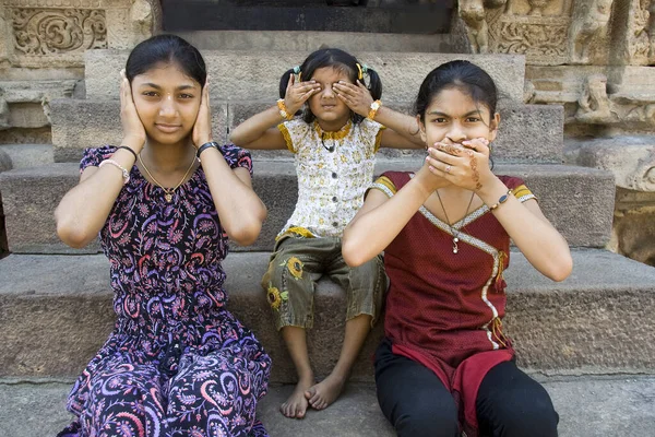 Pattadakal India Sie 2012 Indyjskie Dziewczyny Realizujące Koncepcję Nie Słyszeć — Zdjęcie stockowe