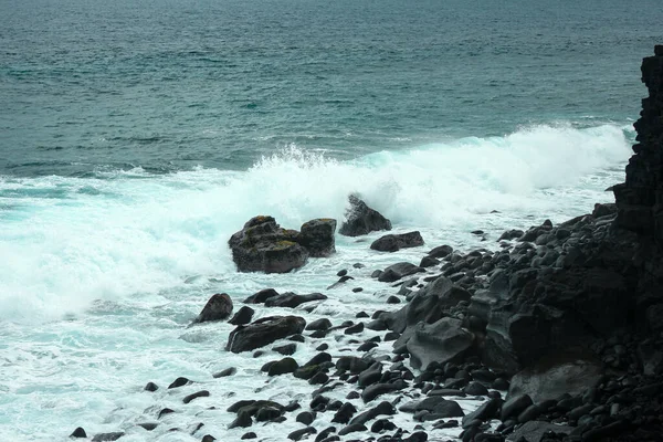 Uma Costa Rochosa Cercada Pelo Mar Luz Dia Perfeito Para — Fotografia de Stock