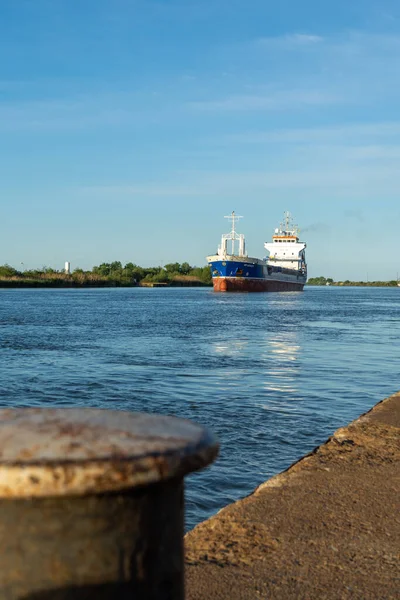 Suli Rumania Mayo 2017 Disparo Vertical Barco Que Desembarca Puerto — Foto de Stock