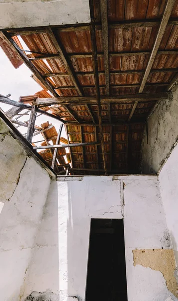 Niskokątne Ujęcie Dachu Opuszczonego Domu Portugalii — Zdjęcie stockowe