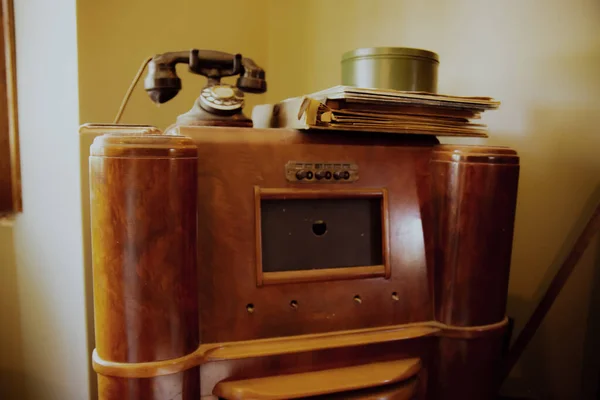 Ένα Κοντινό Ένα Παλιό Τηλέφωνο Ένα Ξύλινο Ραδιόφωνο Αντίκα — Φωτογραφία Αρχείου