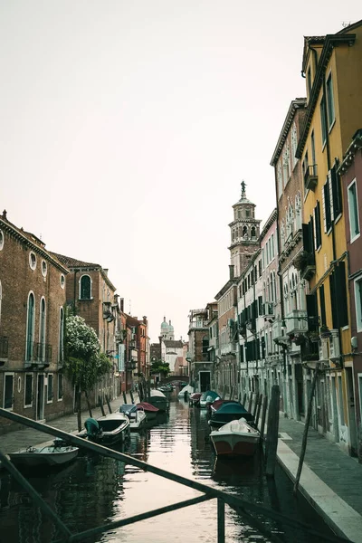 Tiro Vertical Rio Barcos Veneza Itália — Fotografia de Stock