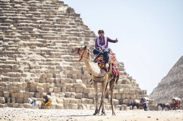 Cairo Egypt Jun 2021 이집트의카에 피라미드를 낙타를 관광객 — 스톡 사진