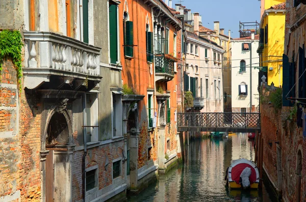 Uma Vista Dos Canais Veneza Entre Belos Coloridos Edifícios Itália — Fotografia de Stock