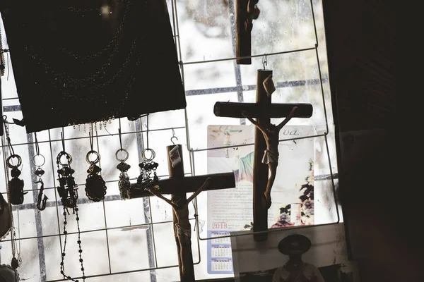 Zacatecas México Abr 2018 Silhueta Crucifixos Chaveiros Religiosos Uma Loja — Fotografia de Stock