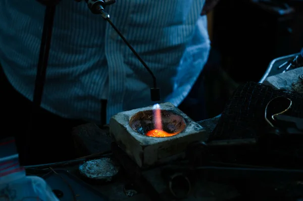 Tiro Perto Chamas Fogo Queimando Cinzeiro — Fotografia de Stock