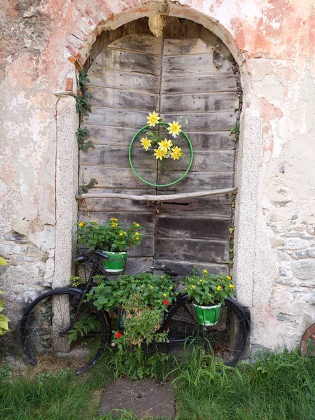 Una Vieja Puerta Cerrada Madera Con Flores Amarillas Círculo Verde — Foto de Stock