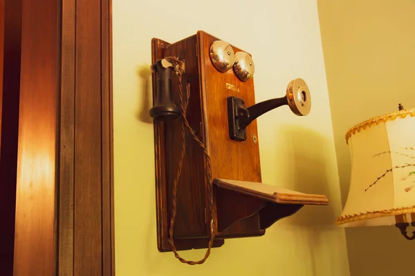 Ένα Vintage Retro Antique Σταθερό Τηλέφωνο Λάμπα Δαπέδου Ένα Σπίτι — Φωτογραφία Αρχείου