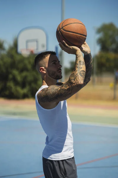 Handsome Caucasian Basketball Player Cool Tattoos Standing Court Throwing Ball — Stock Photo, Image