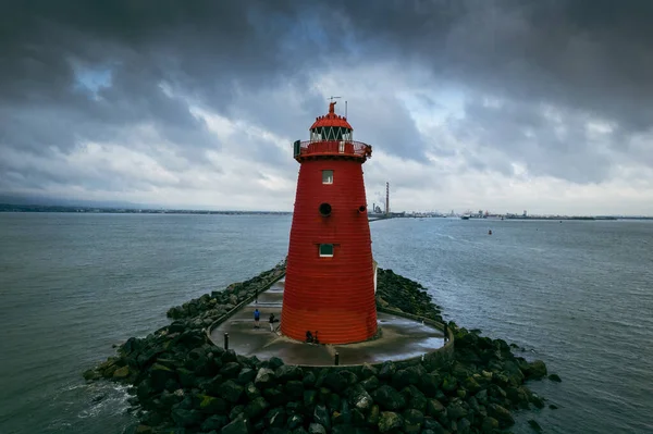 アイルランドの嵐の空の下で海に囲まれたプールベグ灯台 — ストック写真